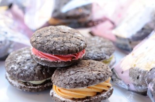 人気スイーツショップBaby５の新商品「サンクロッシュ」。 5つの岩「cinq roche」からネーミングを付け、フランボワーズ・ピスタチオ・チョコレート・キャラメル・バニラの5つのフレーバーを用意。 ココア風味のアーモンド生地に各種のクリームをサンド。 もっちり、しっとりとした生地はマカロン、ブッセ、ダックワーズとは違う 新しい食感。